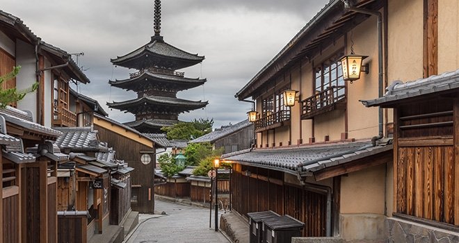 Yasaka-dori early morning with street lanterns and the Tower of Yasaka (Hokan-ji Temple), Kyoto, Japan